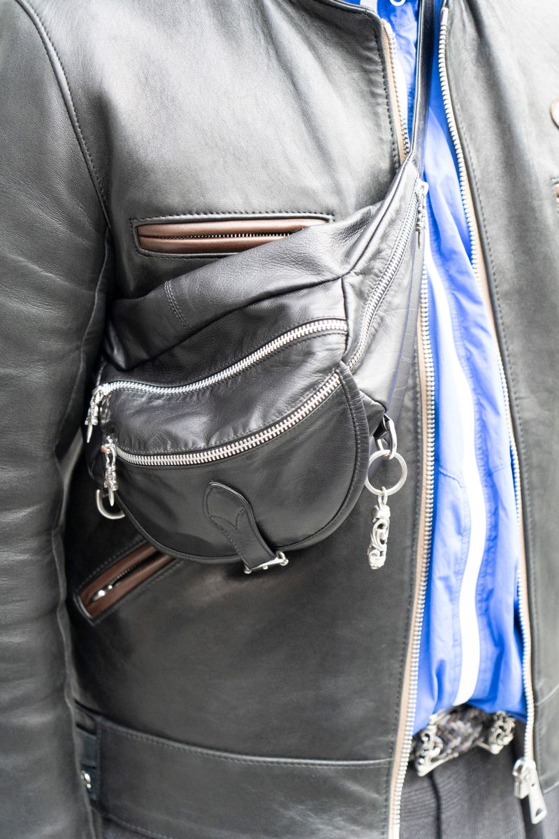 眼鏡もバッグもアクセもクロムハーツ尽くし 山崎 尽 4枚目の写真