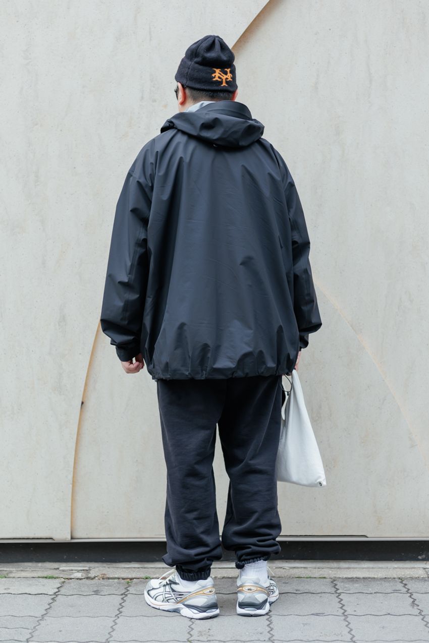 「アークテリクス」の“黒シェル”が街角で高支持率！重ね着もアウターもイケる汎用性を証明 - 3枚目の画像
