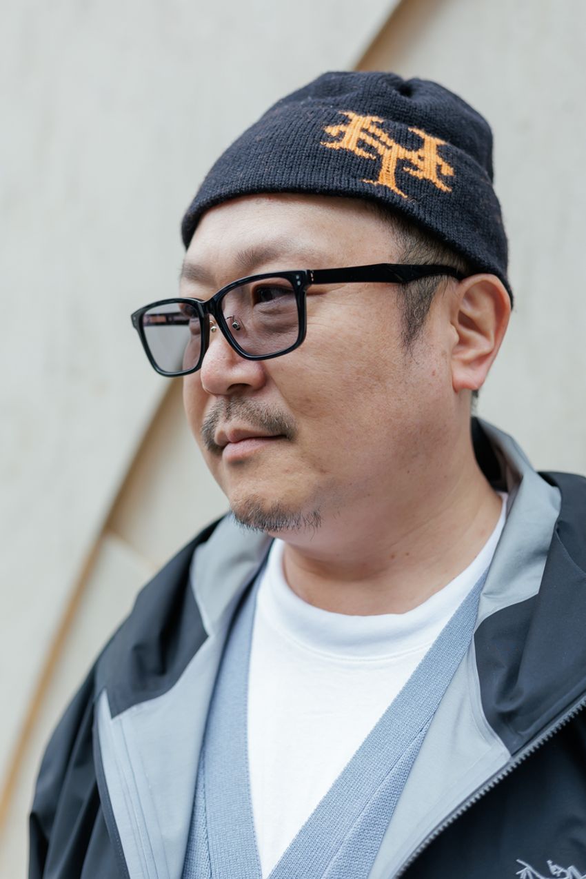 「アークテリクス」の“黒シェル”が街角で高支持率！重ね着もアウターもイケる汎用性を証明 - 4枚目の画像