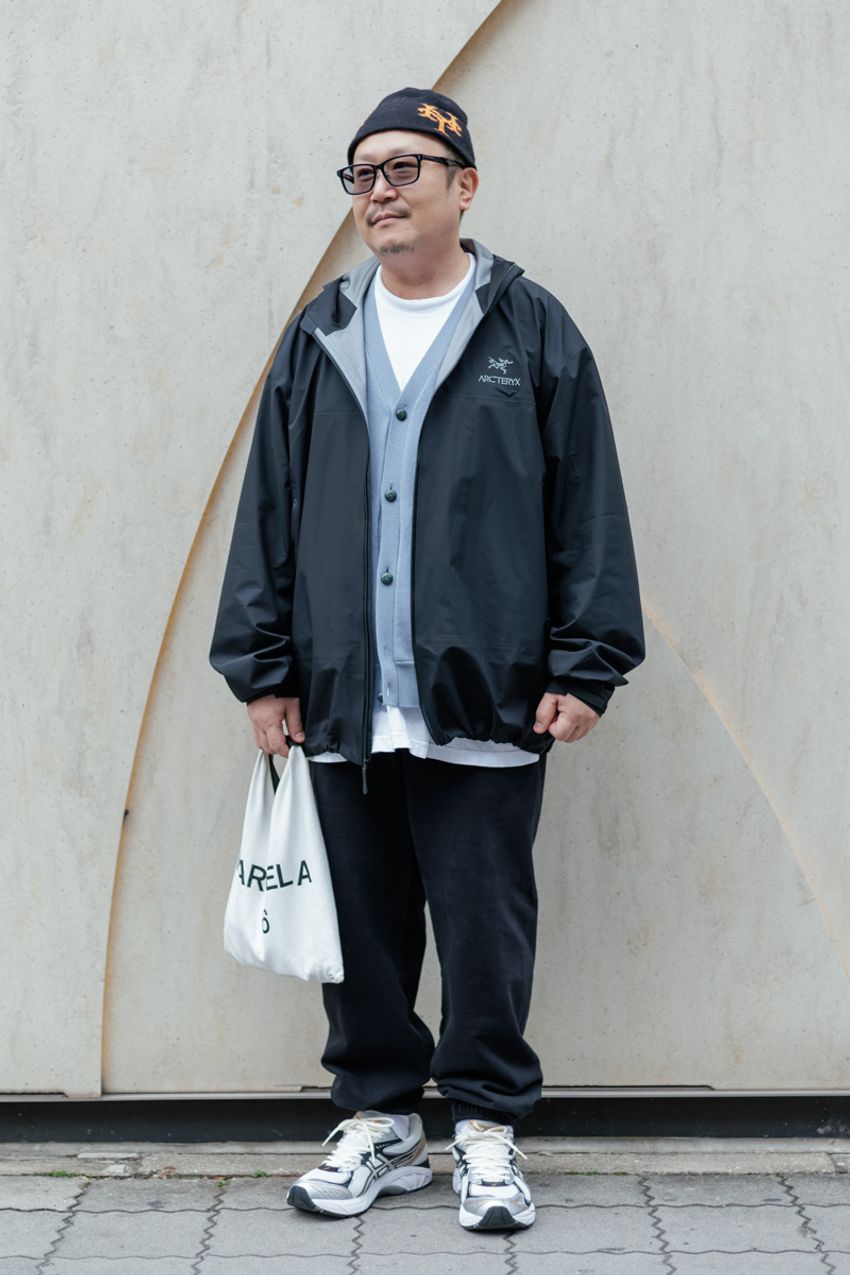 「アークテリクス」の“黒シェル”が街角で高支持率！重ね着もアウターもイケる汎用性を証明 - 2枚目の画像