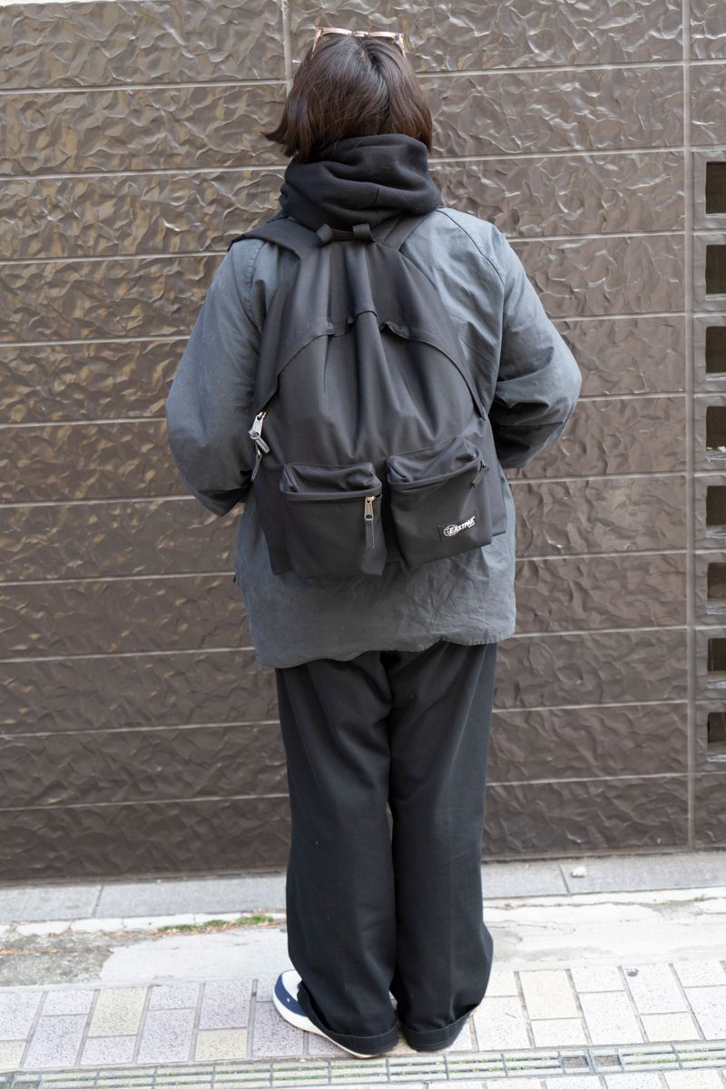 バブアーのテカリで黒コーデに立体感 鈴木真央 2枚目の写真