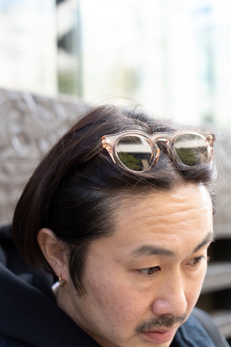 バブアーのテカリで黒コーデに立体感 鈴木真央 4枚目の写真