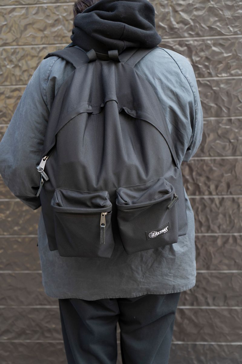 バブアーのテカリで黒コーデに立体感 鈴木真央 3枚目の写真