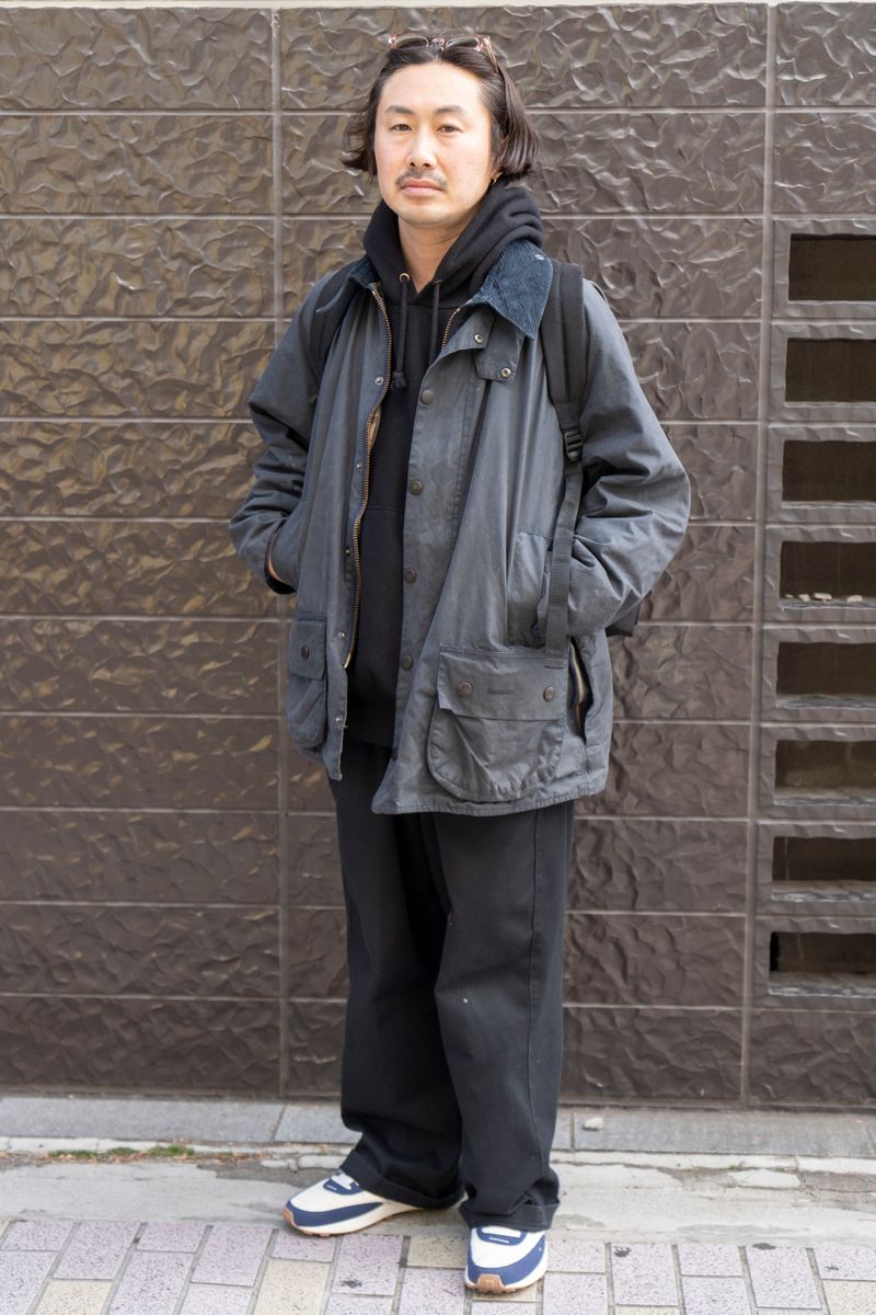 バブアーのテカリで黒コーデに立体感 鈴木真央