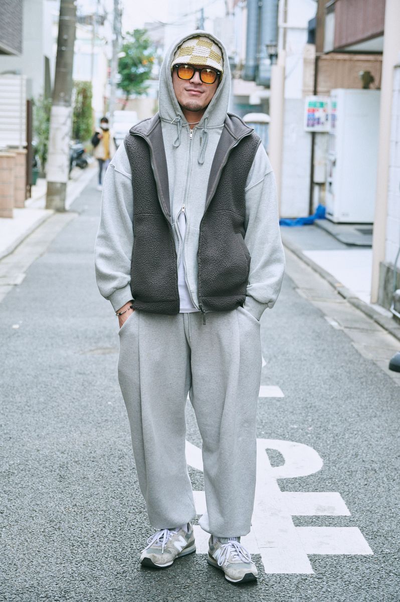 春のスウェットはベストを重ねて体温調節 遠藤直生