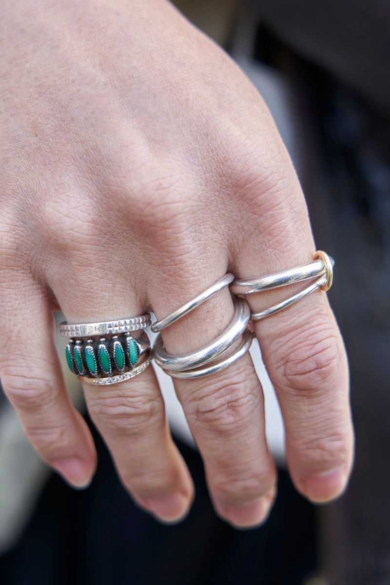 装いはシンプルに。手元のアクセは華やかに さとし 5枚目の写真