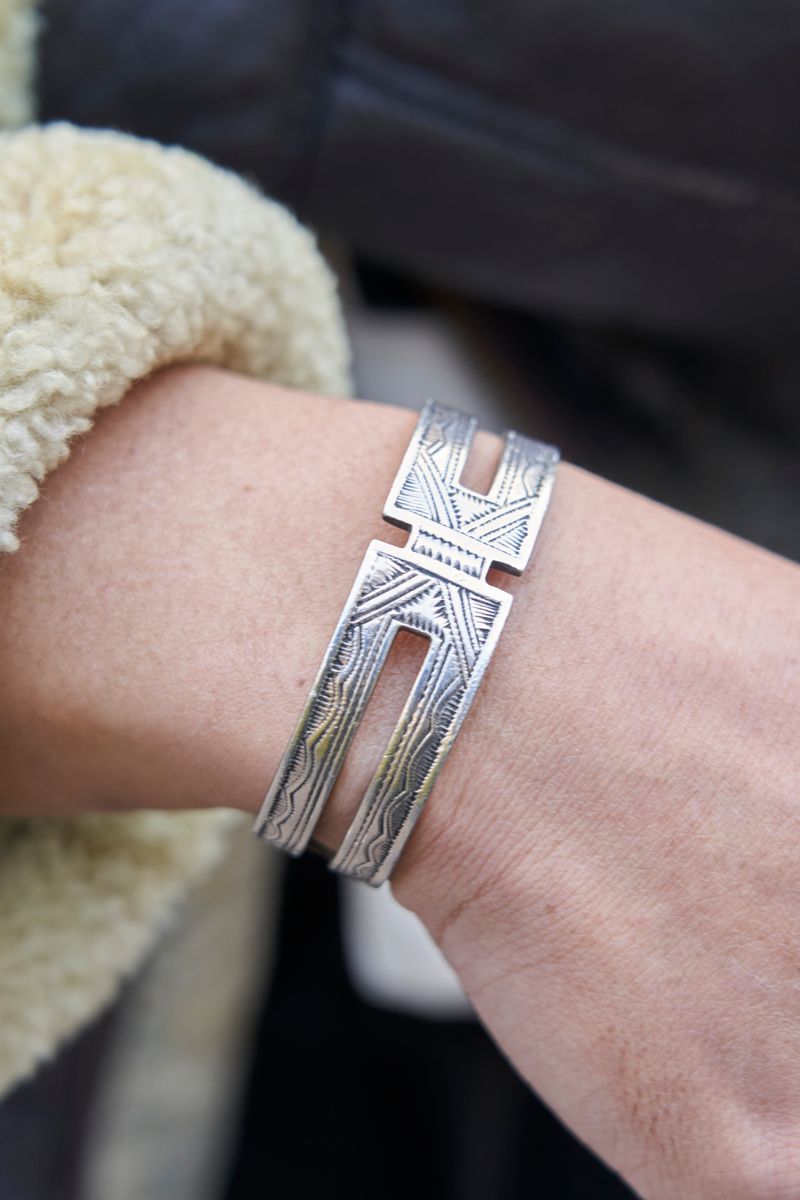 装いはシンプルに。手元のアクセは華やかに さとし 6枚目の写真