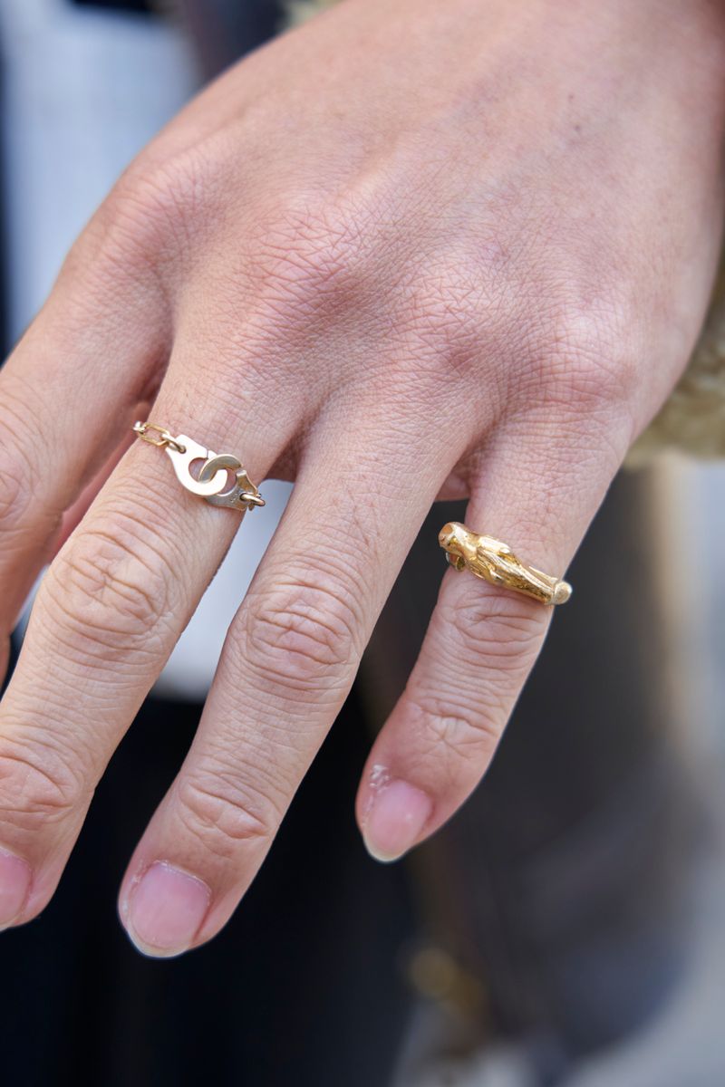 装いはシンプルに。手元のアクセは華やかに さとし 7枚目の写真