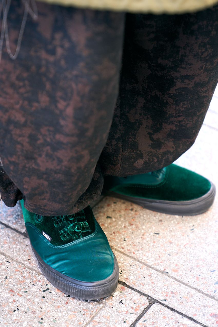 なぜ“黒以外”を選んだ？「カラー系ヴァンズ」を履きこなすスナップ3例でその理由を解説！ - 5枚目の画像