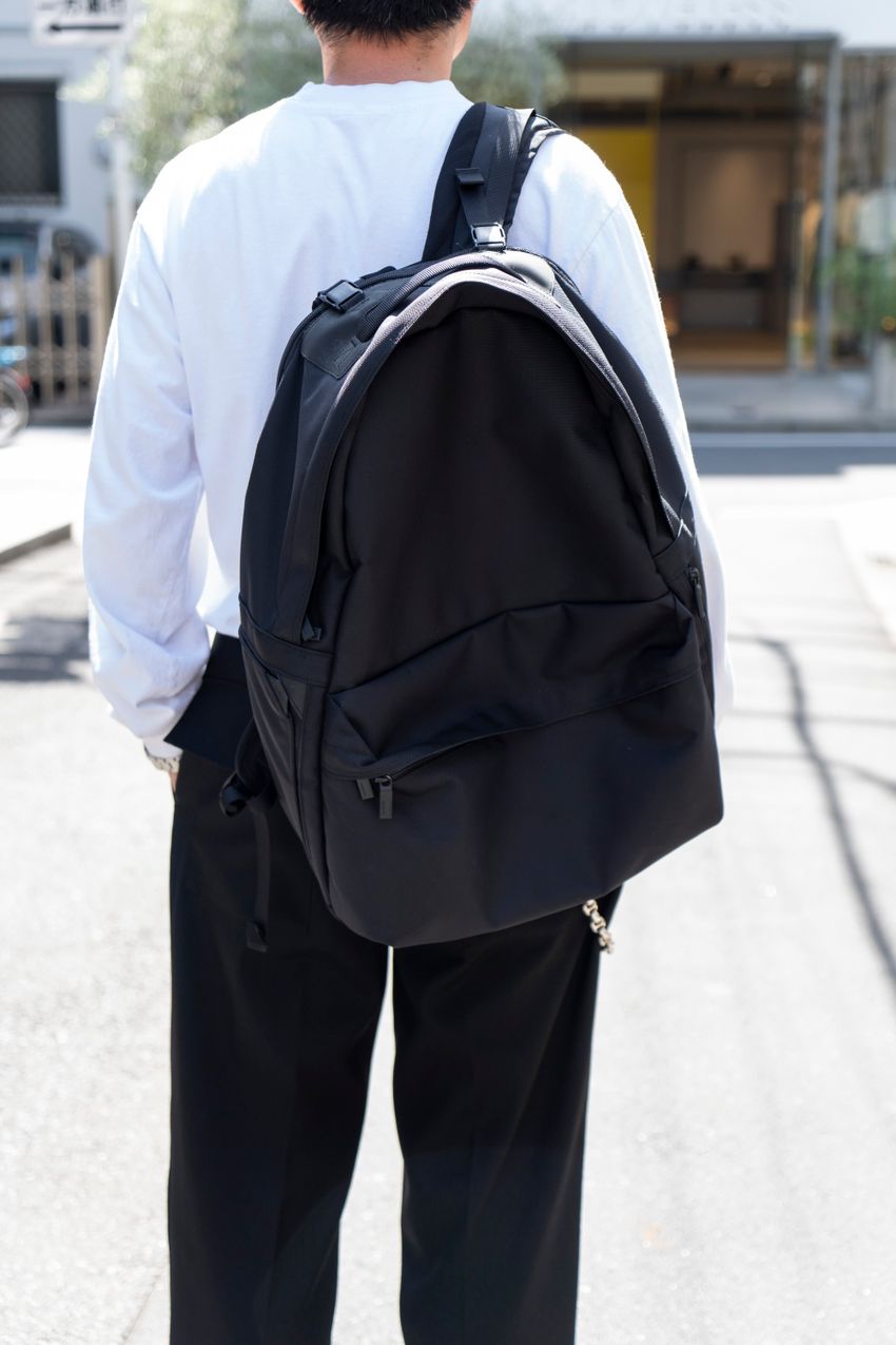 匿名性が担保する汎用性と安定感！「モノリス」の黒バッグを愛用中の洒落者たちをスナップ - 5枚目の画像