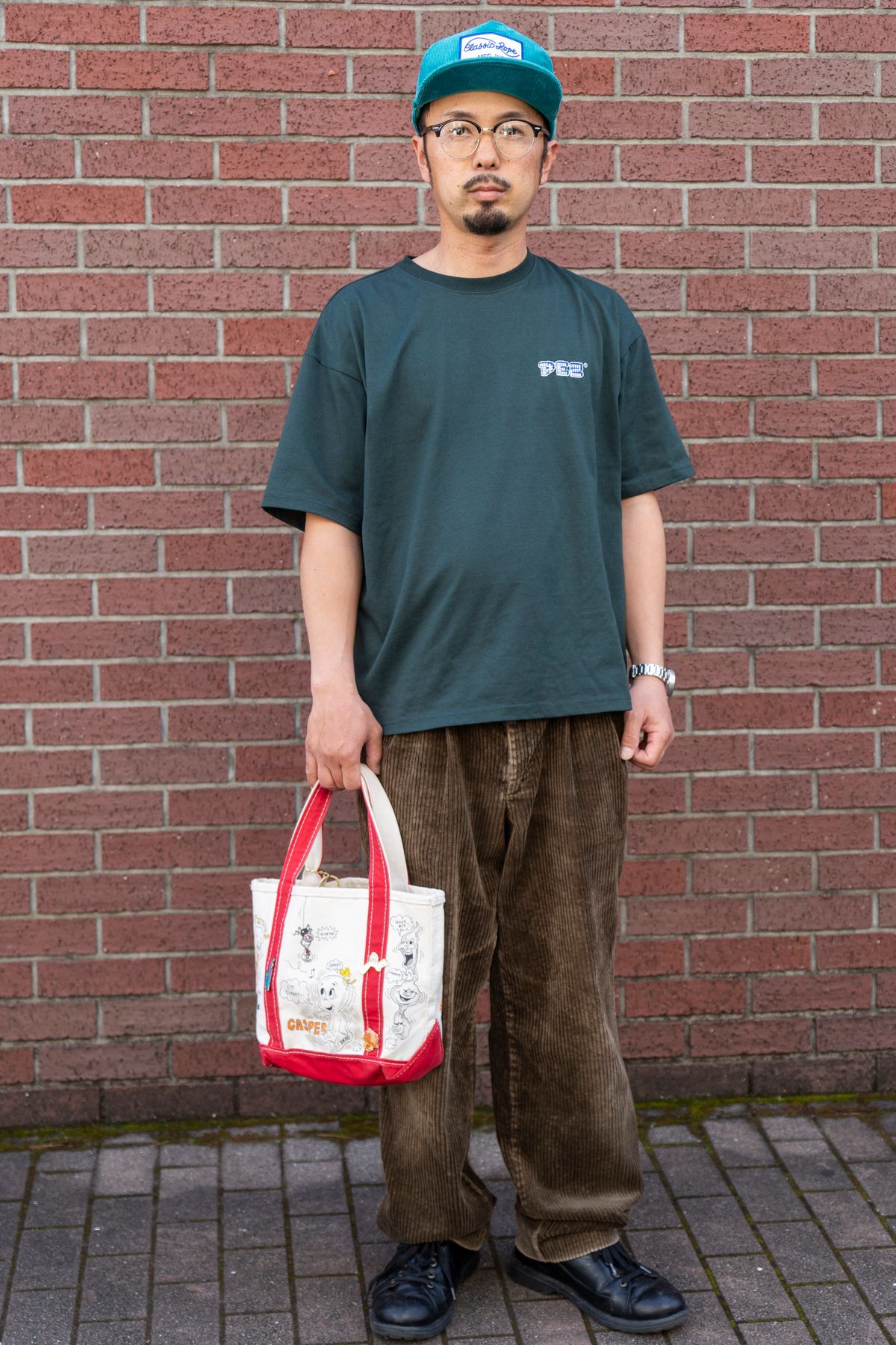 Tシャツ、パンツ、シューズ、帽子、眼鏡＝すべて古着　バッグ＝エルエルビーン 　腕時計＝オメガ