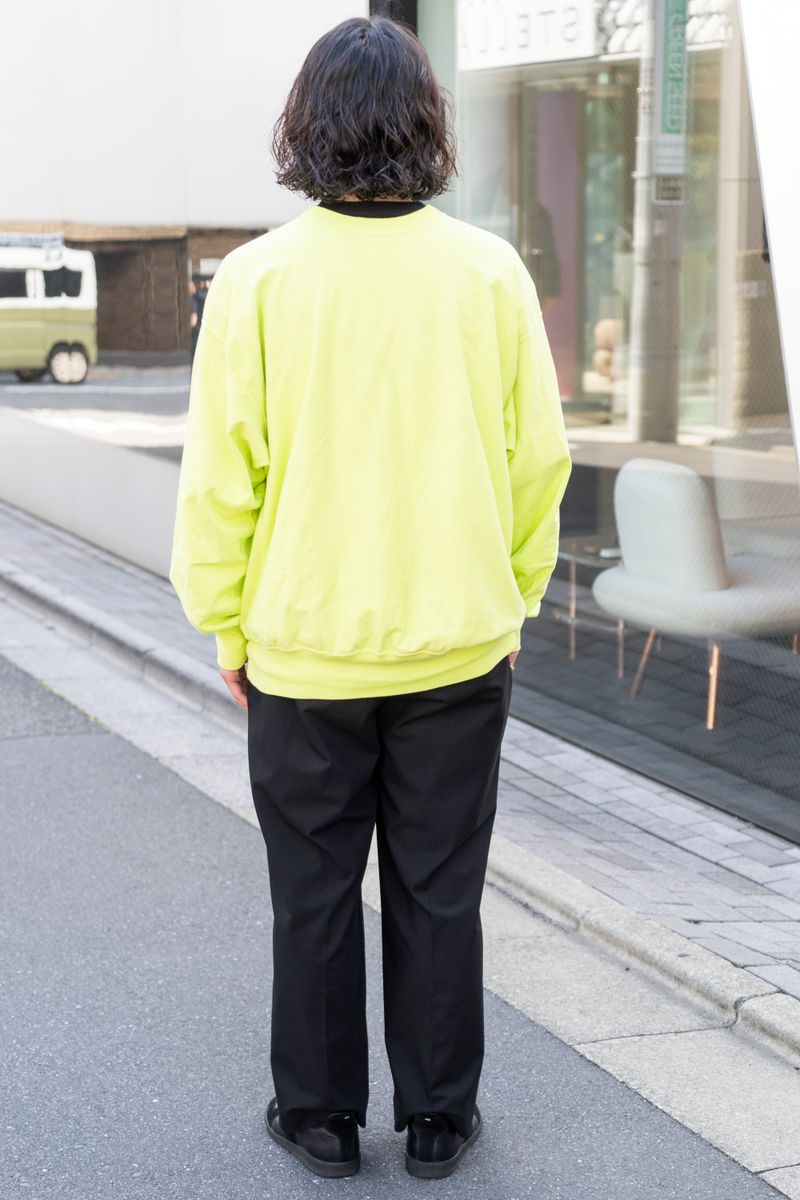 蛍光色トレーナーをプラスした春コーデ 新川陸斗 2枚目の写真