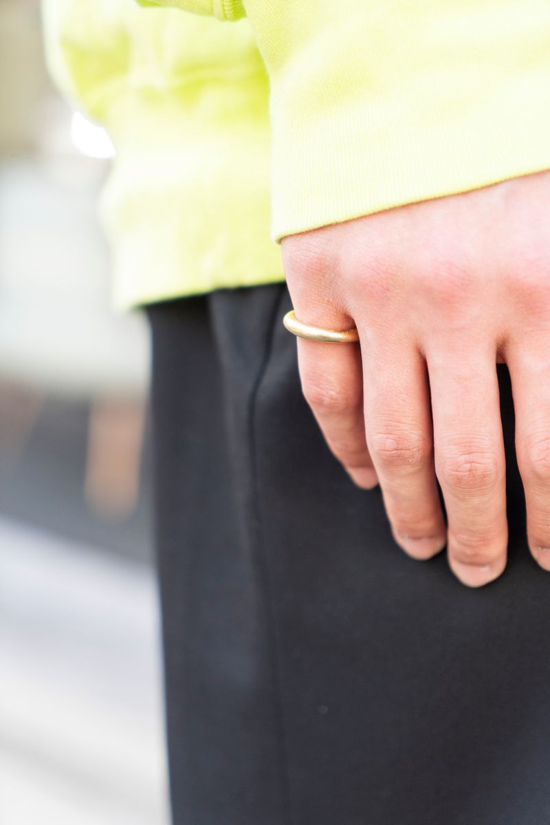 蛍光色トレーナーをプラスした春コーデ 新川陸斗 4枚目の写真