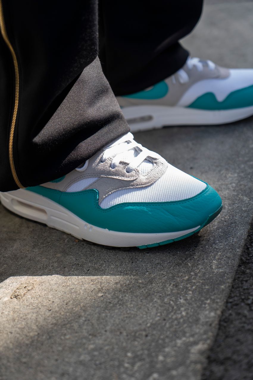 ラコステ「ポロシャツ」の汎用性の高さを証明した3名。ジャケットのインナーやワントーンコーデに - 7枚目の画像