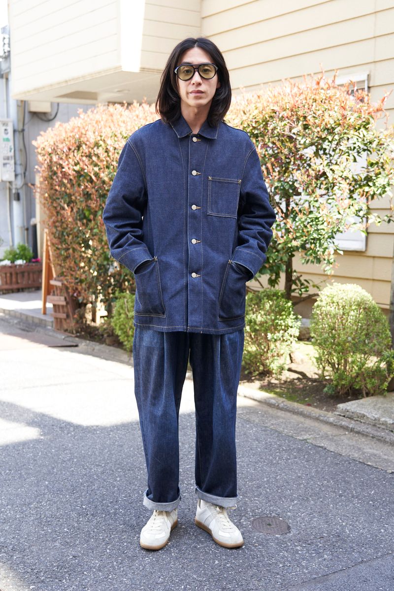 デニムオンデニム＋白スニーカーでクリーン こんどう