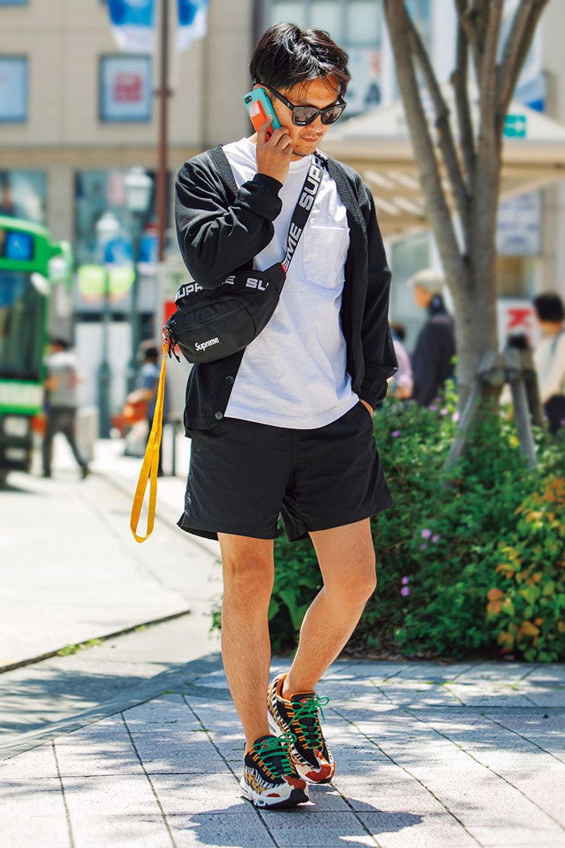 大人のモノトーンは、足もとにカラフルなアクセントを 中野謙太