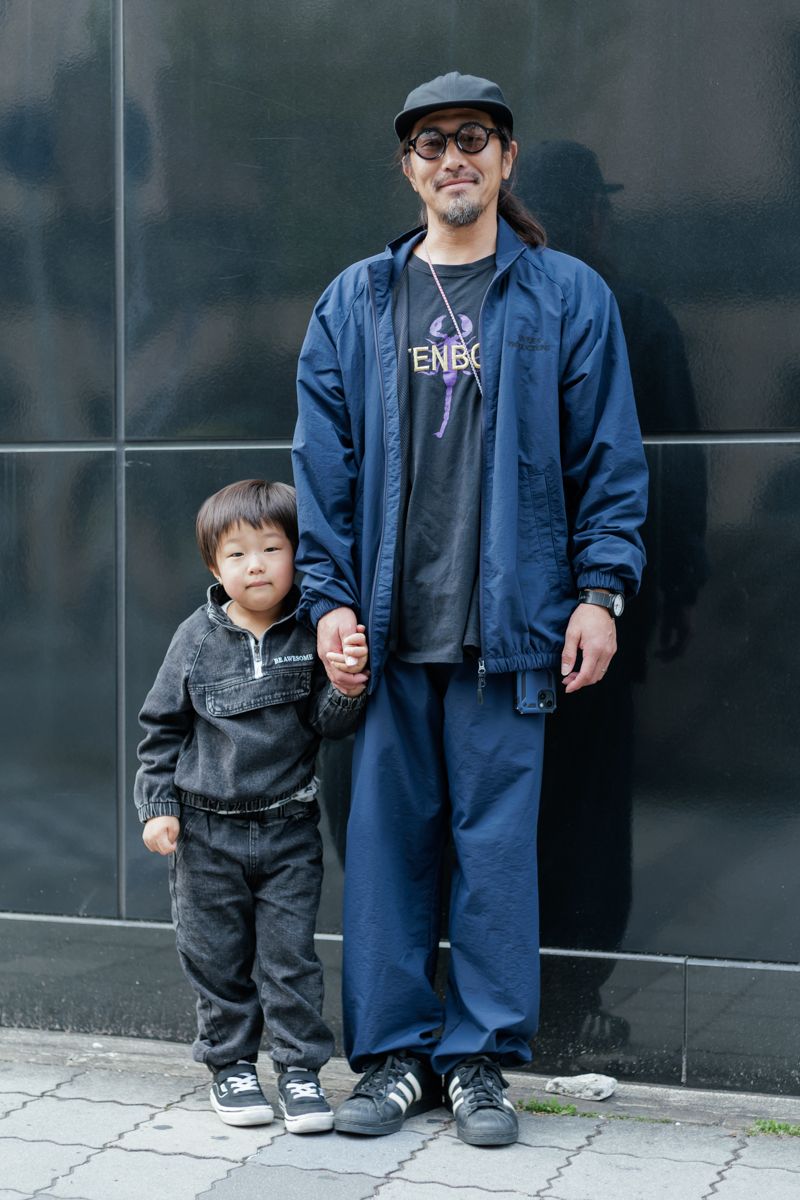 ジャケット、パンツ＝ともにオーバーズプロダクションズ