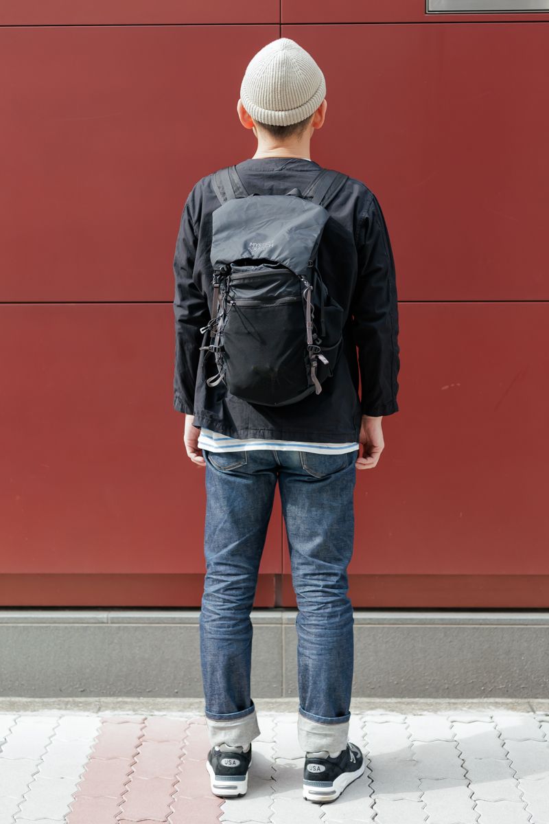 シャツもバッグもアーミーテイストで統一 小野武史 2枚目の写真