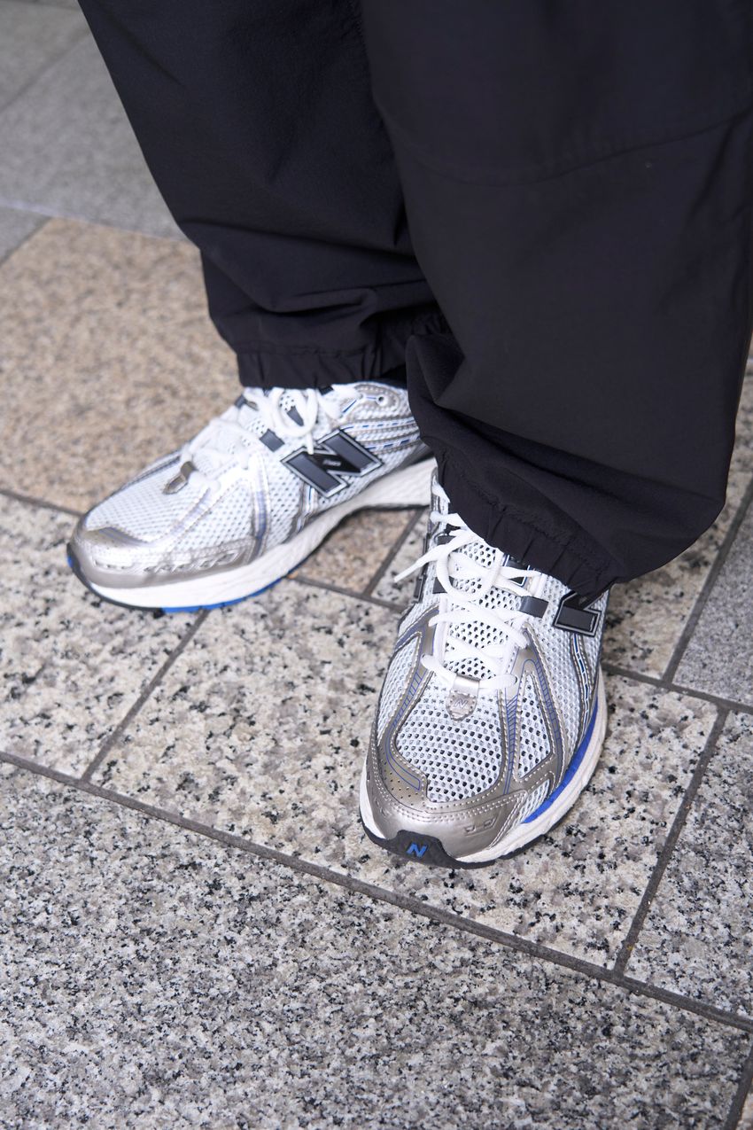 メタリック系「ニューバランス」が大人の足元を彩る！街のリアル冬コーデ3選 - 5枚目の画像