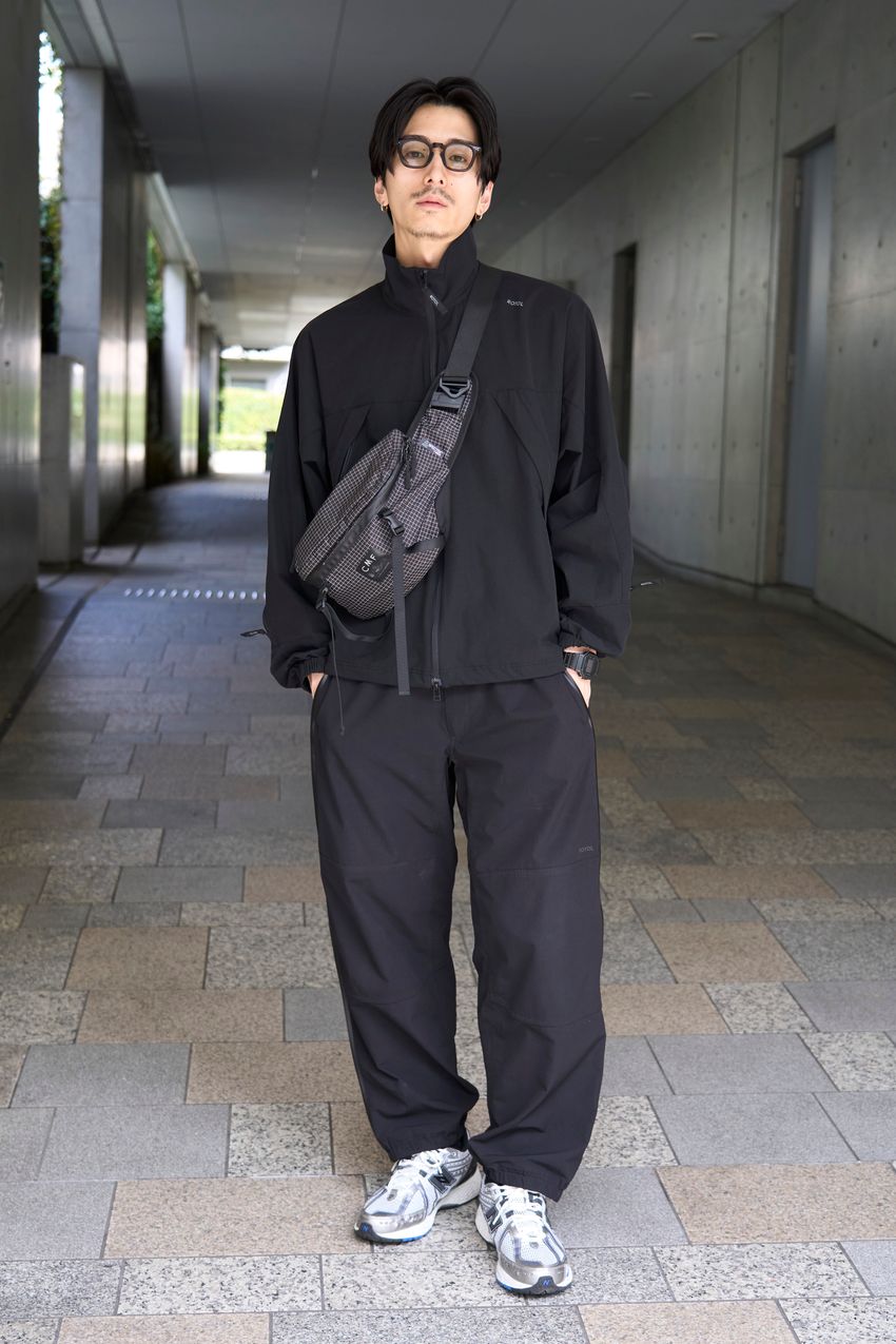 メタリック系「ニューバランス」が大人の足元を彩る！街のリアル冬コーデ3選 - 4枚目の画像