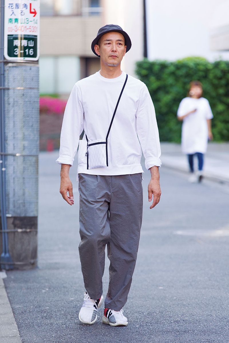 ミニポーチが際立つ、ミニマルな休日の着こなし 大矢修司