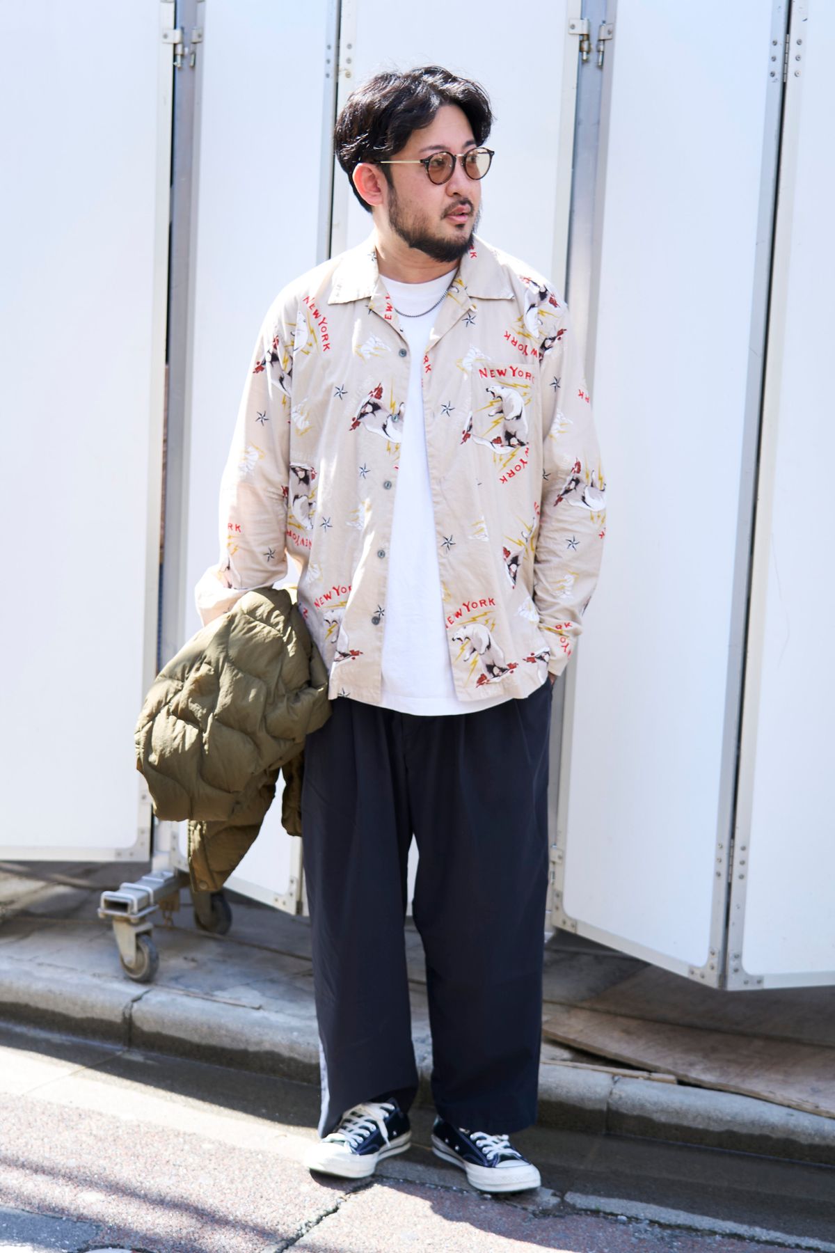 シャツ＝ショット　Tシャツ＝ユニクロ　パンツ＝クーティープロダクションズ　シューズ＝コンバース　眼鏡＝ジンズ　ネックレス＝メイアン　リング＝オンザサニーサイドオブザストリート