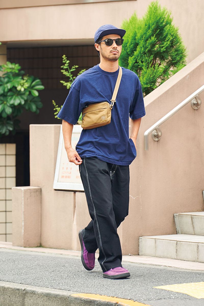 ベージュのバッグでまとまりを。器用なミニショルダーの使い方 大道寺誠彦