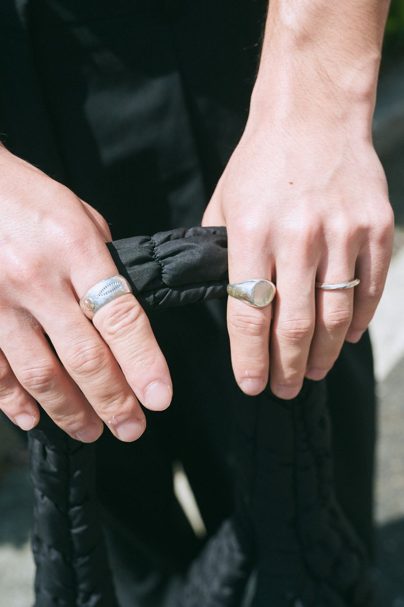 ワイドパンツとブーツでとことんブラック 小倉大和 5枚目の写真