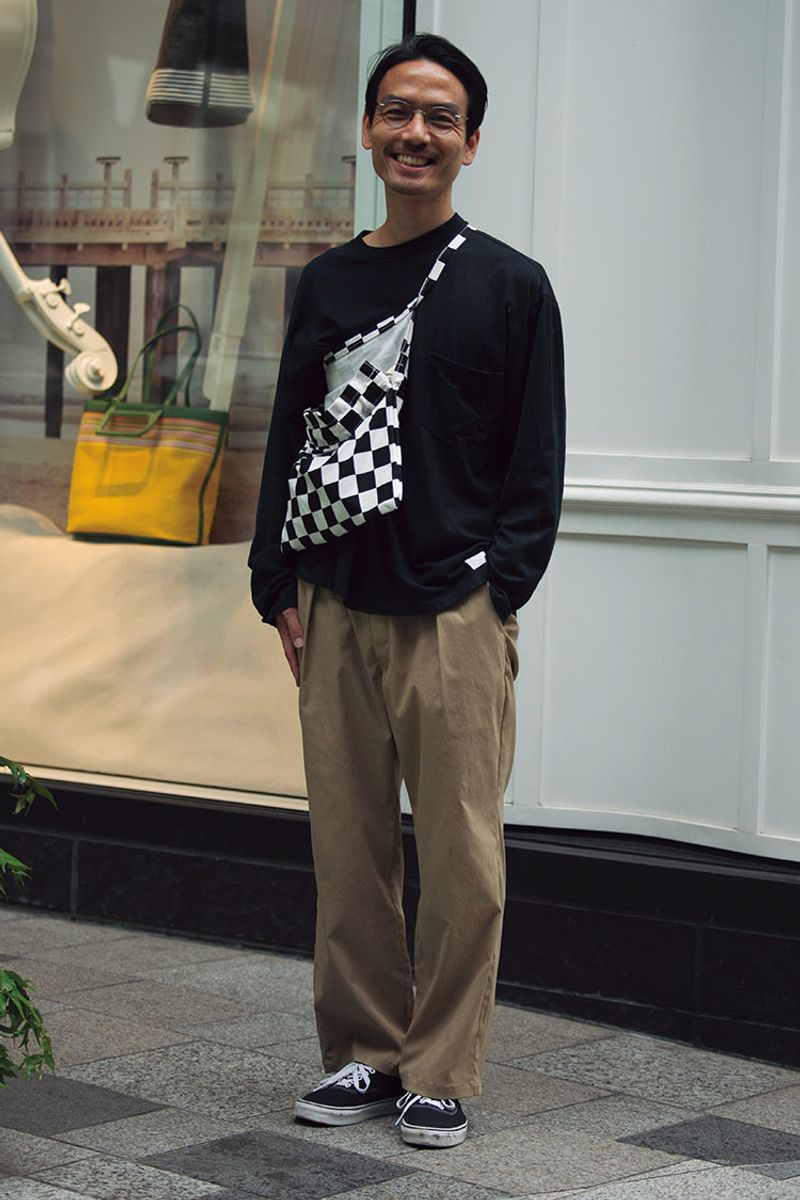 コーデにエッジを効かせる大判のサコッシュ！ その名も…… 鉄沢基之