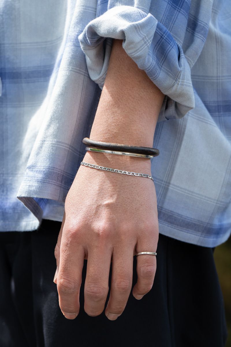 サングラスストラップやバングルなど巧みな小物使い 清水大悟 5枚目の写真