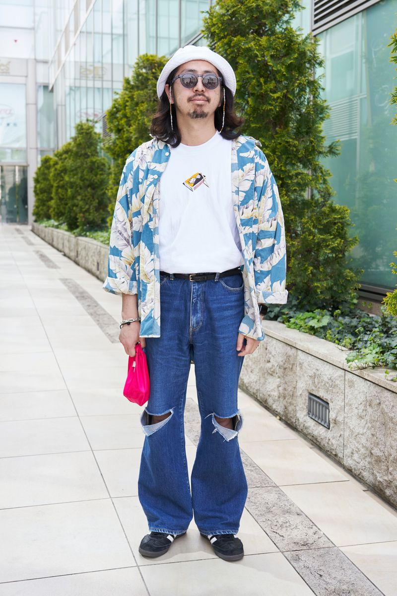柄シャツ気分！ダメージデニムで都会映え 山中翔太