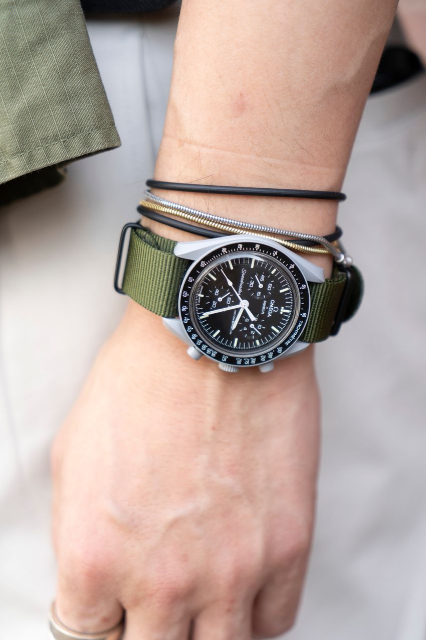 シンプルコーデが垢抜ける！ 春夏の上手なレイヤード術を街角スナップから厳選 - 5枚目の画像