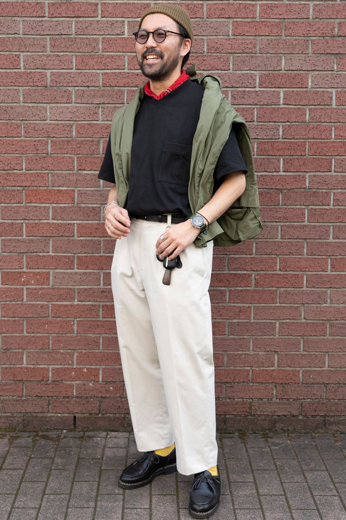 ジャケット=不明 Tシャツ=コス パンツ=ブルックスブラザーズ シューズ =パラブーツ 帽子=エイチアンドエム 眼鏡=アイヴァン 腕時計=オメガ×スウォッチ バングル=ロロ リング=ナオトコジマ アクセサリー=トムウッド