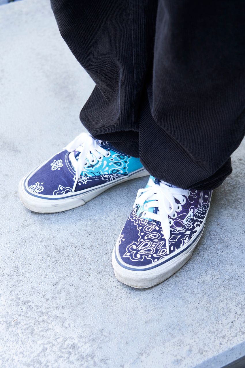 暑くなったら「腰巻き」で！意外に便利な“夏シャツ”をアクセ感覚で取り入れた大人たち - 6枚目の画像