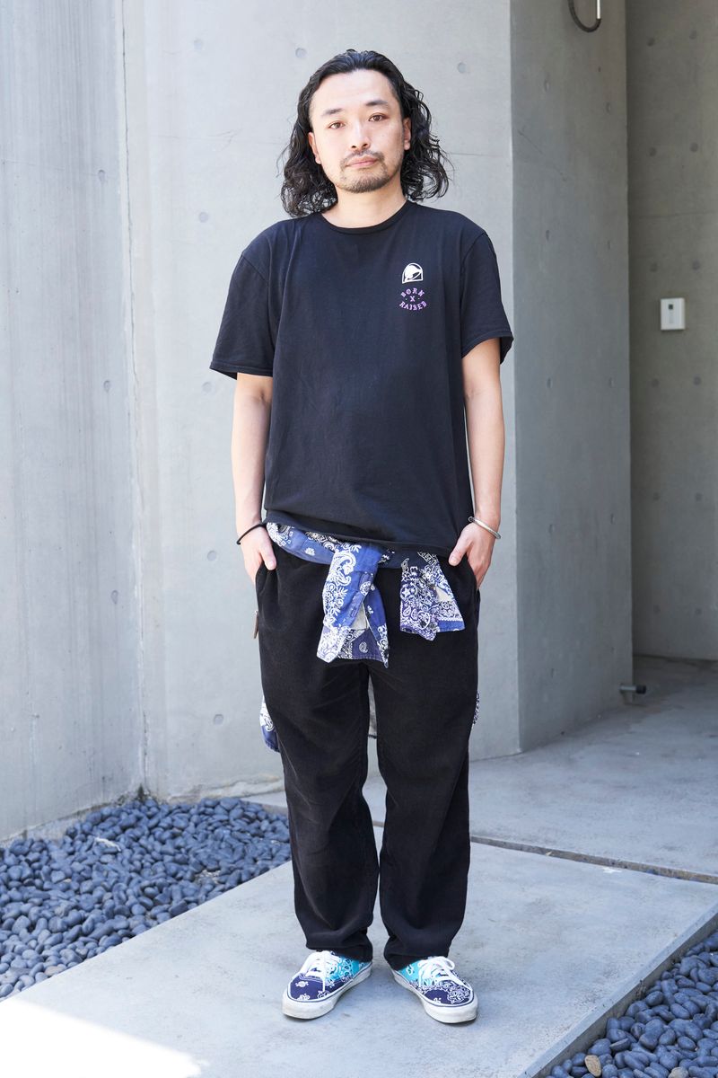 柄シャツ腰巻き。後ろ姿で洒落度２倍増し K.Y.O