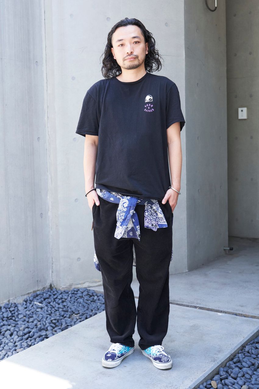 暑くなったら「腰巻き」で！意外に便利な“夏シャツ”をアクセ感覚で取り入れた大人たち - 5枚目の画像