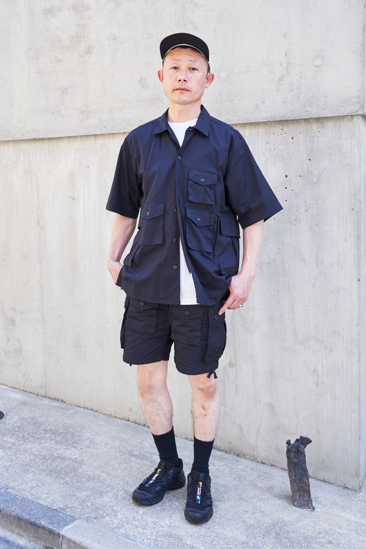 シャツ、Tシャツ、パンツ＝すべてエンジニアドガーメンツ　シューズ＝サロモン　帽子＝アンユーズド　リング＝トムウッド