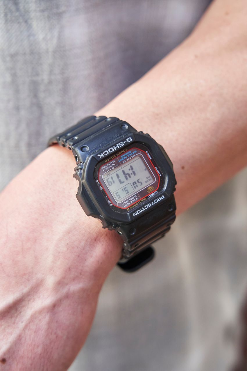 夏のレッドキャップ活用術をスナップで。定番ワークパンツにシャツ……大人はどう着こなす？ - 8枚目の画像