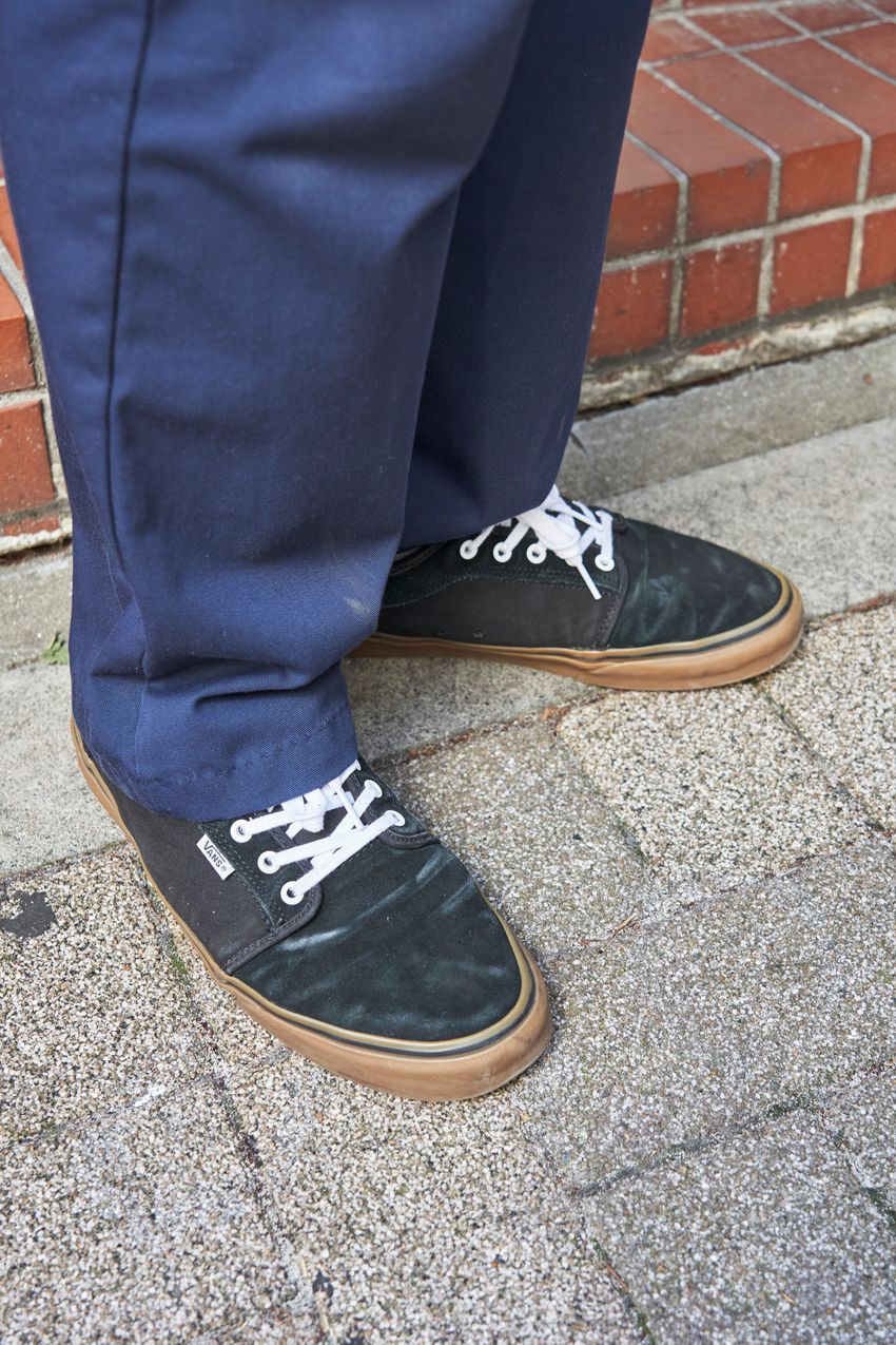 夏のレッドキャップ活用術をスナップで。定番ワークパンツにシャツ……大人はどう着こなす？ - 9枚目の画像