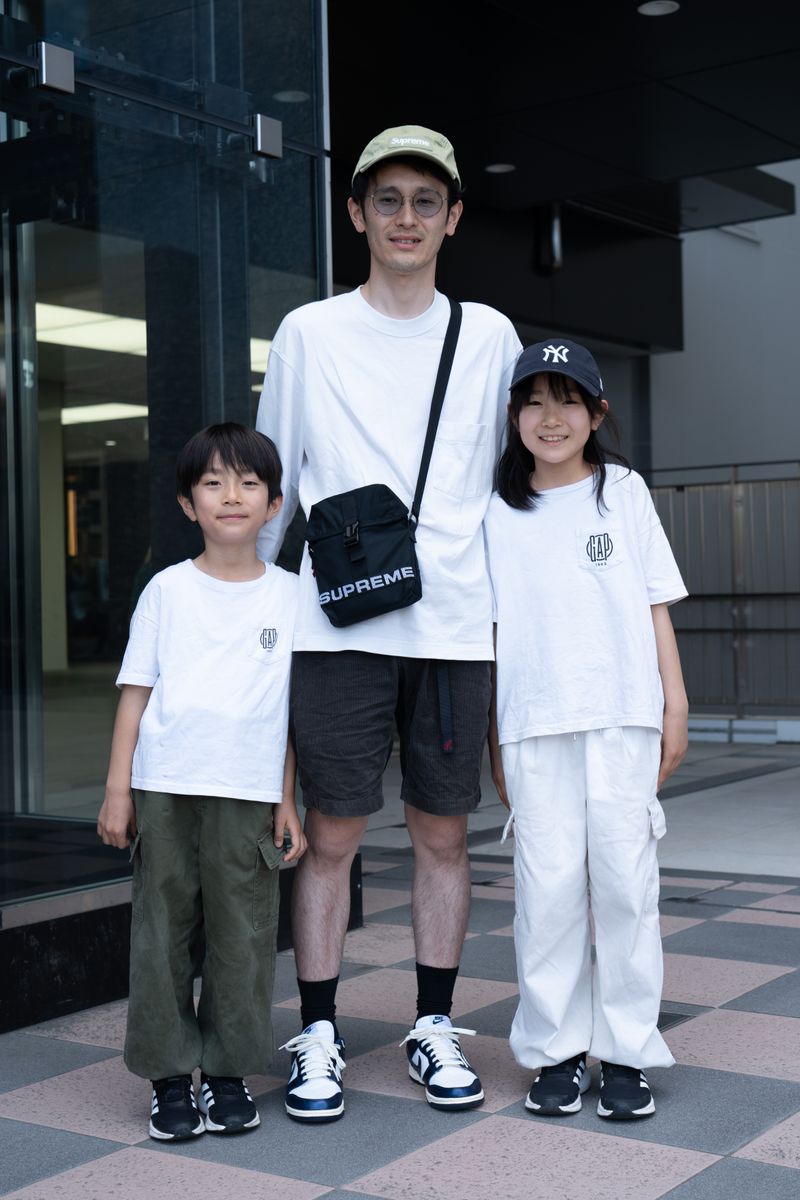 白のキャンバスに笑顔咲く。仲良し春コーデ 根本克俊