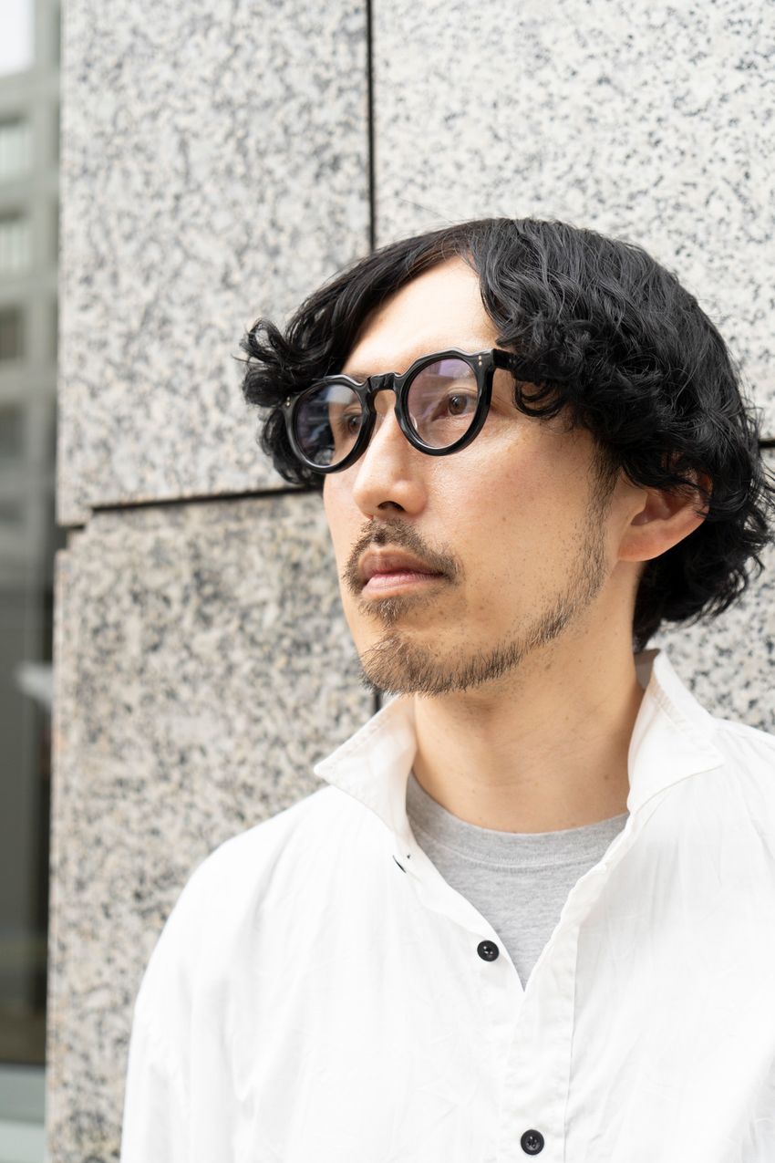 【こんな着方がしたかった】「白シャツ」が似合う40代の大人を街角スナップで。愛用ブランドも紹介！ - 6枚目の画像