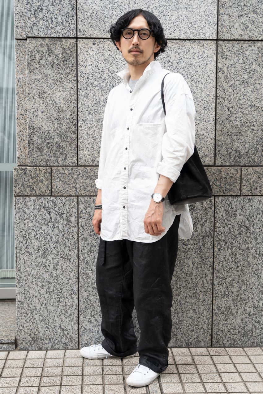 【こんな着方がしたかった】「白シャツ」が似合う40代の大人を街角スナップで。愛用ブランドも紹介！ - 5枚目の画像