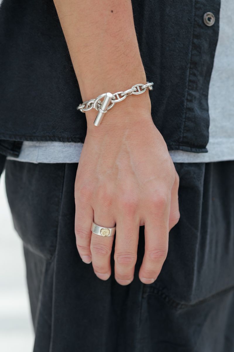 クールな眼差し。キャットアイサングラスで 内田理貴 5枚目の写真