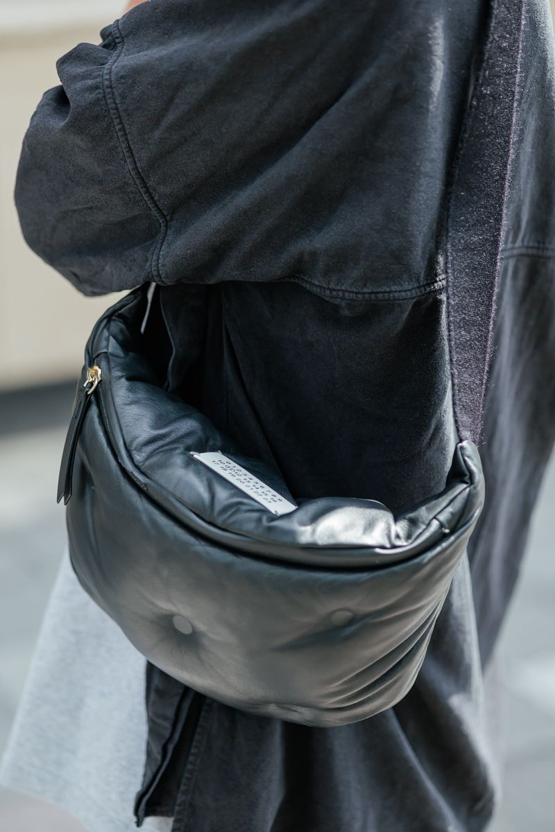 クールな眼差し。キャットアイサングラスで 内田理貴 4枚目の写真