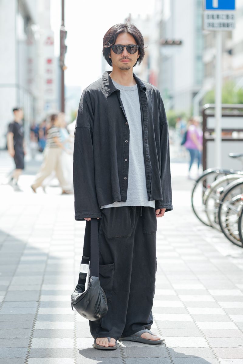 クールな眼差し。キャットアイサングラスで 内田理貴