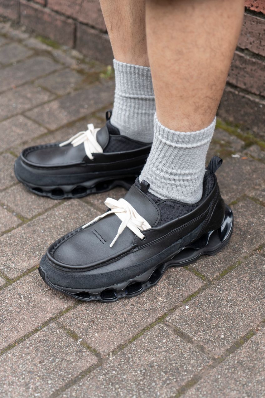 シューズは「ミズノ」を愛用！お洒落な人が注目してる“黒スニ”をスナップで紹介 - 7枚目の画像