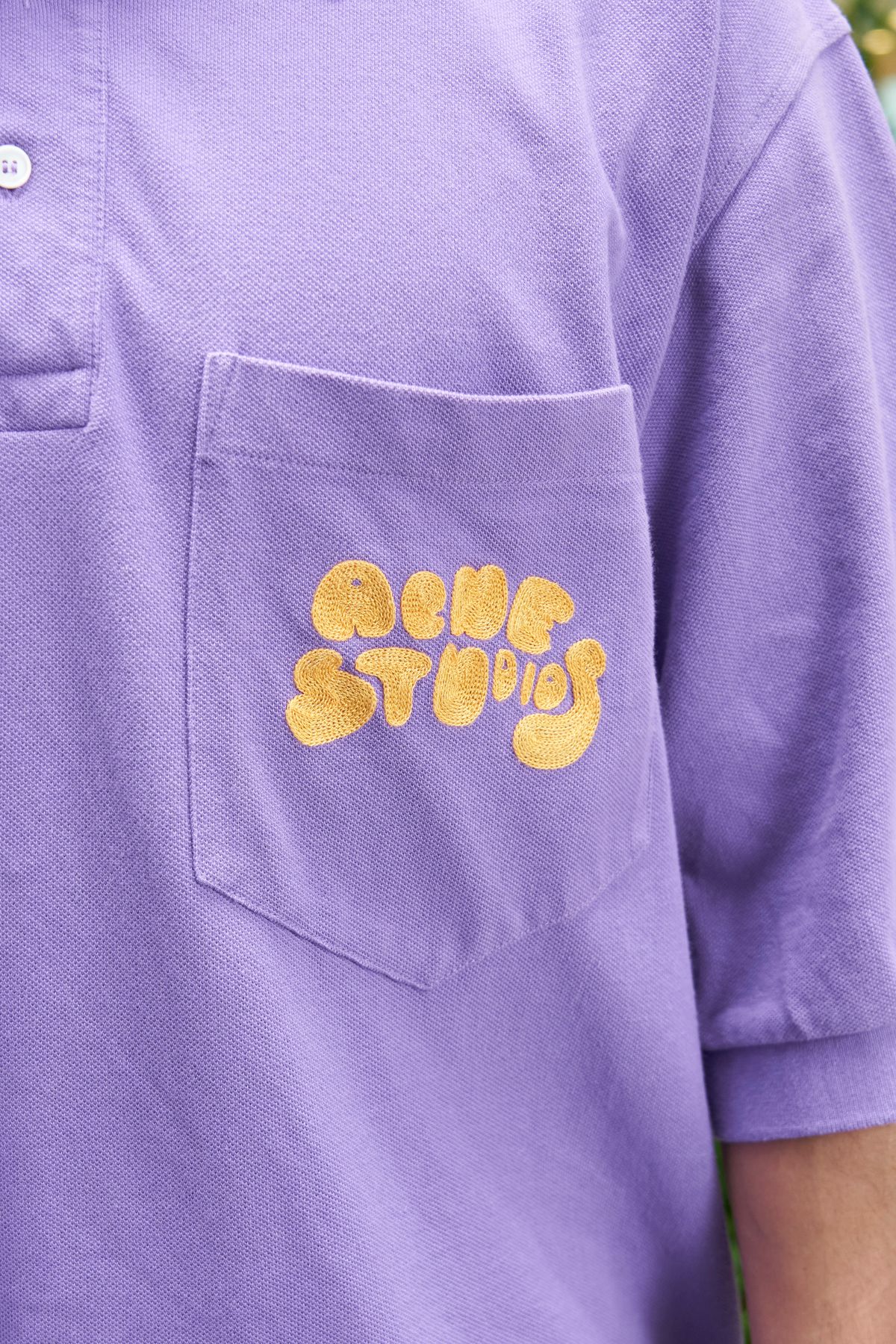 胸のグラフィックは刺繍。こういった細やかなディテールに心が踊る。