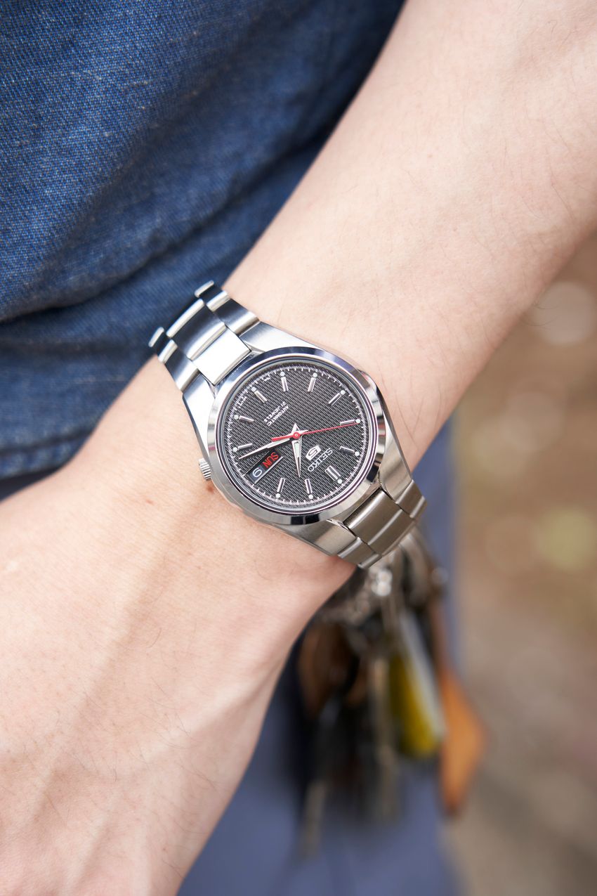 季節感と洒落感がほしいなら“ベスト”が正解！シャツのうえに羽織るだけの簡単コーディネイト3選 - 9枚目の画像