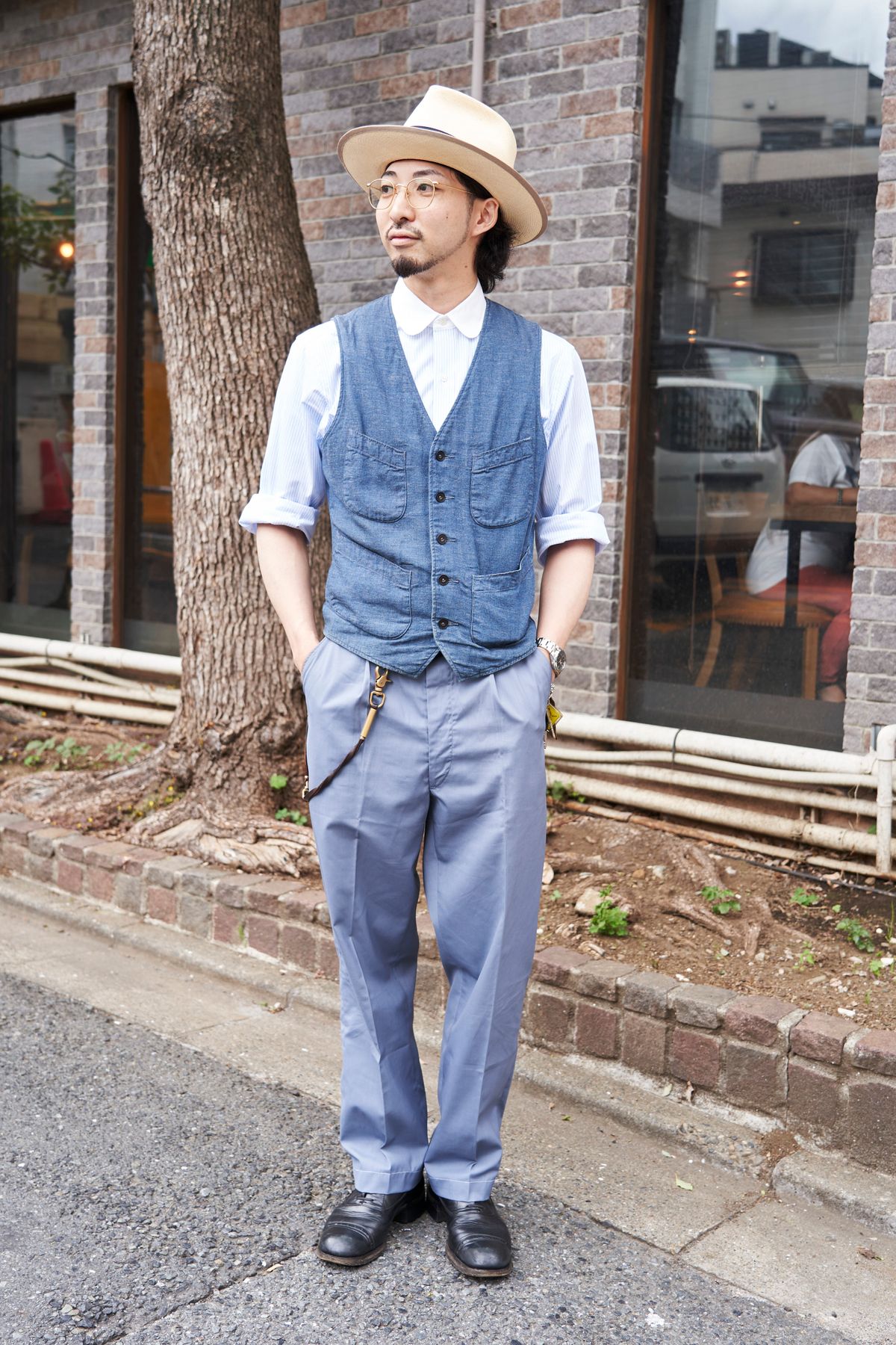 ベスト＝ダブルアールエル　シャツ＝ブルックスブラザーズ　パンツ＝古着　シューズ＝アトラクションズ　帽子＝クローテッドハッターズ　眼鏡＝ヒルトンクラシック　リング＝グリードグロリー　リング2＝コンシリエーレ　リング3＝アトラクションズ