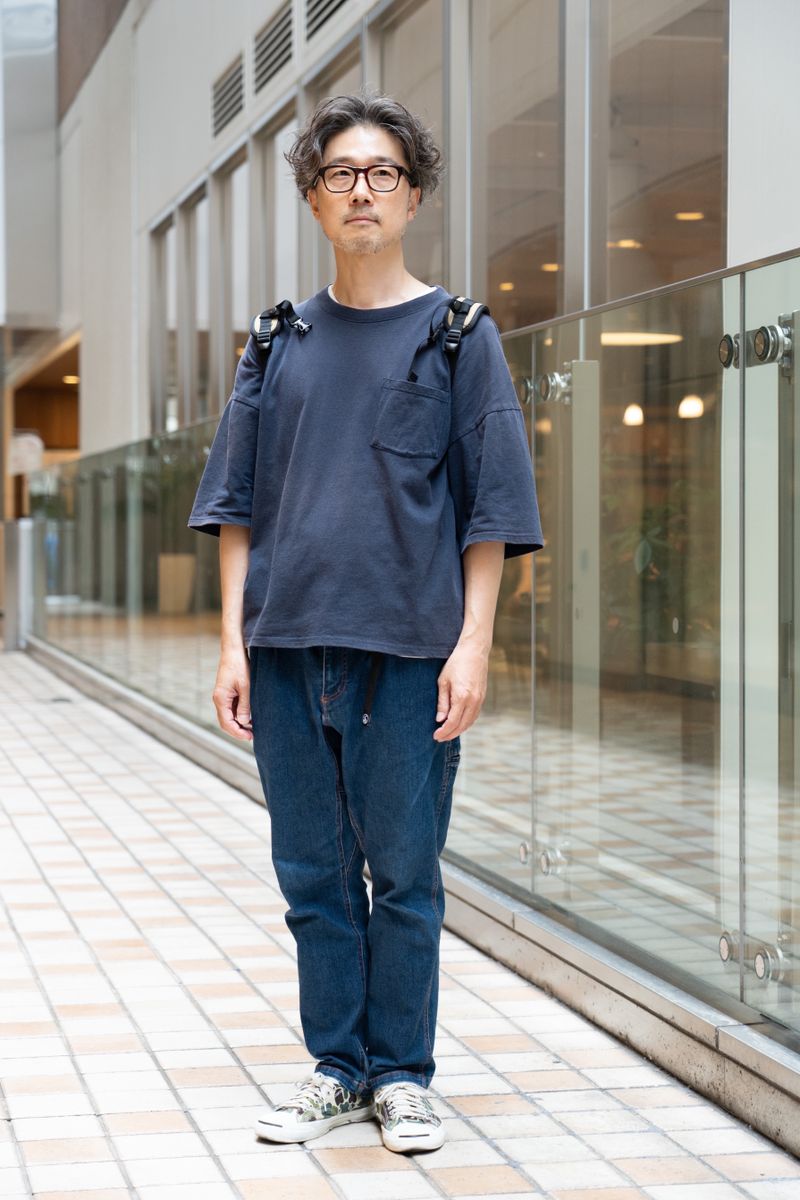 Tシャツ姿をカモ柄シューズで引き締める 杉山 謙
